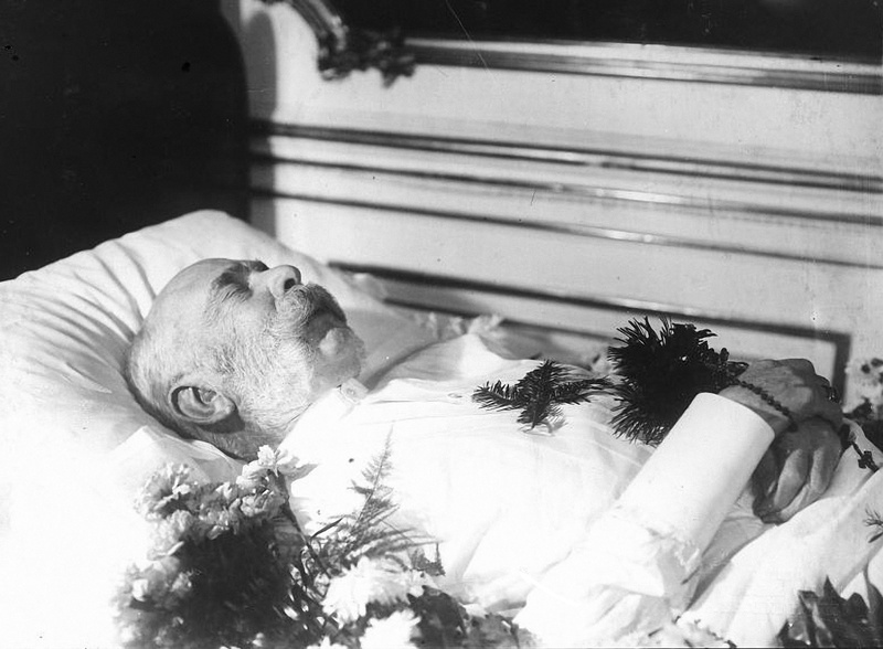Pohrebné foto zosnulého Františka Jozefa (foto: wikipedia) Pohrebné foto zosnulého Františka Jozefa (foto: wikipedia)