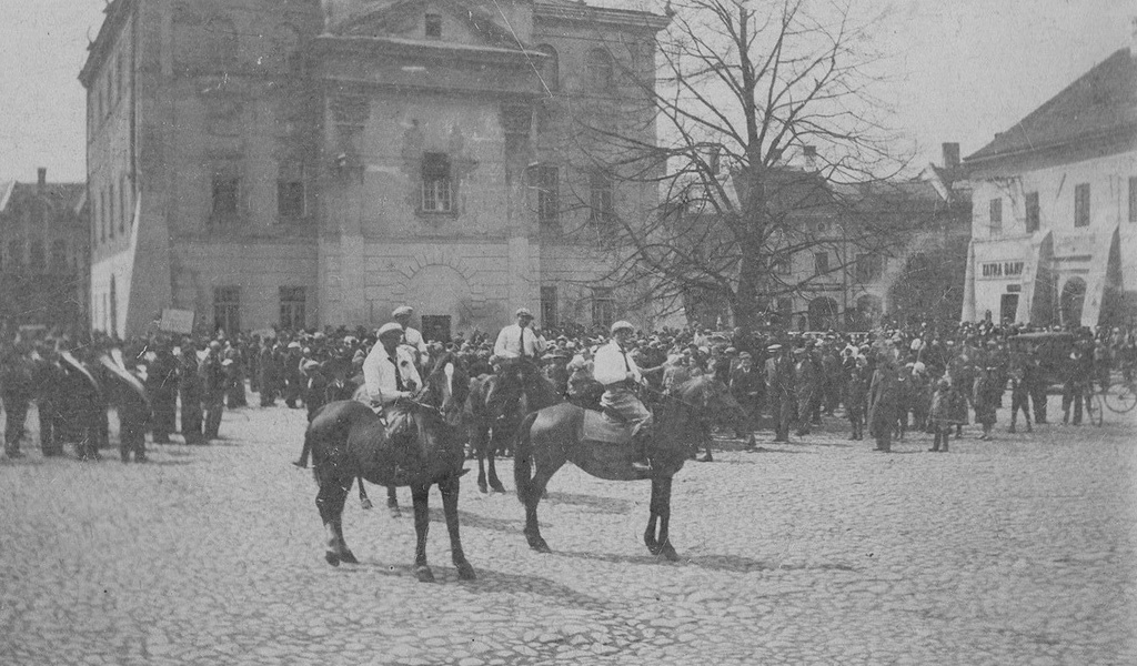 Oslavy 1. mája pod kežmarskou miléniovou lipou (foto Múzeum v Kežmarku) Oslavy 1. mája pod kežmarskou miléniovou lipou (foto Múzeum v Kežmarku)