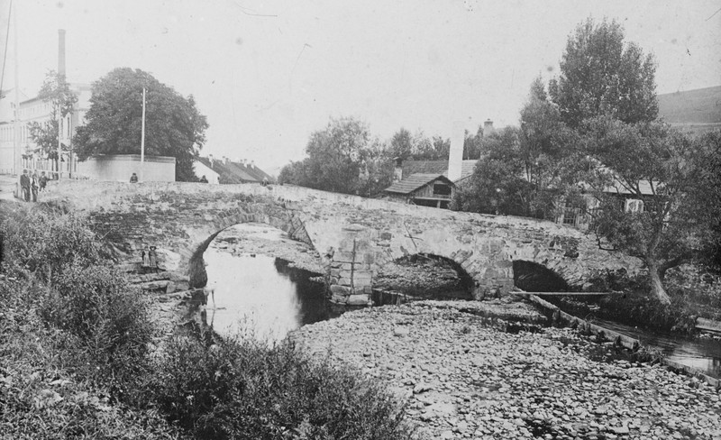 Rieka Poprad pri Mýtnom moste pred reguláciou (foto: Múzeum v Kežmarku) Rieka Poprad pri Mýtnom moste pred reguláciou (foto: Múzeum v Kežmarku)