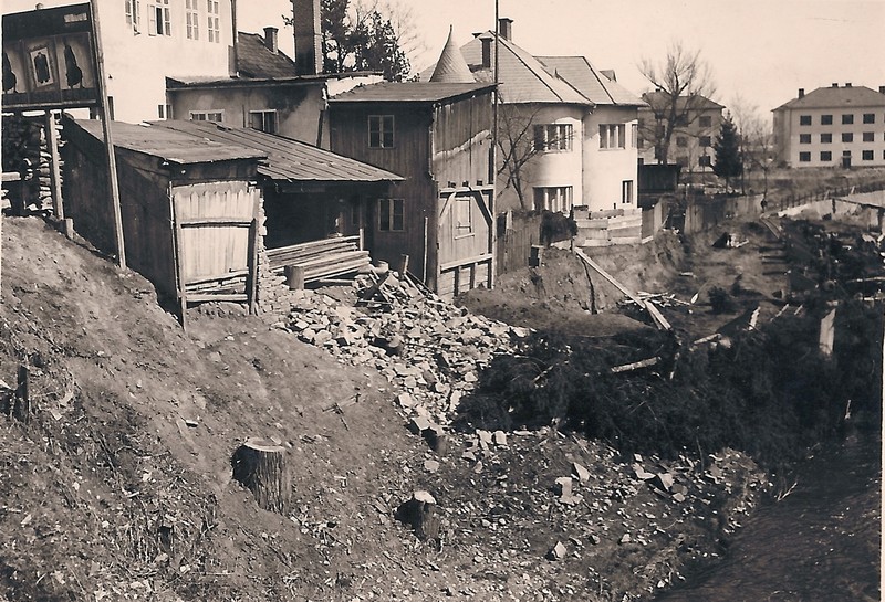 Regulácia Popradu pod železničnou stanicou (foto: Múzeum v Kežmarku) Regulácia Popradu pod železničnou stanicou (foto: Múzeum v Kežmarku)