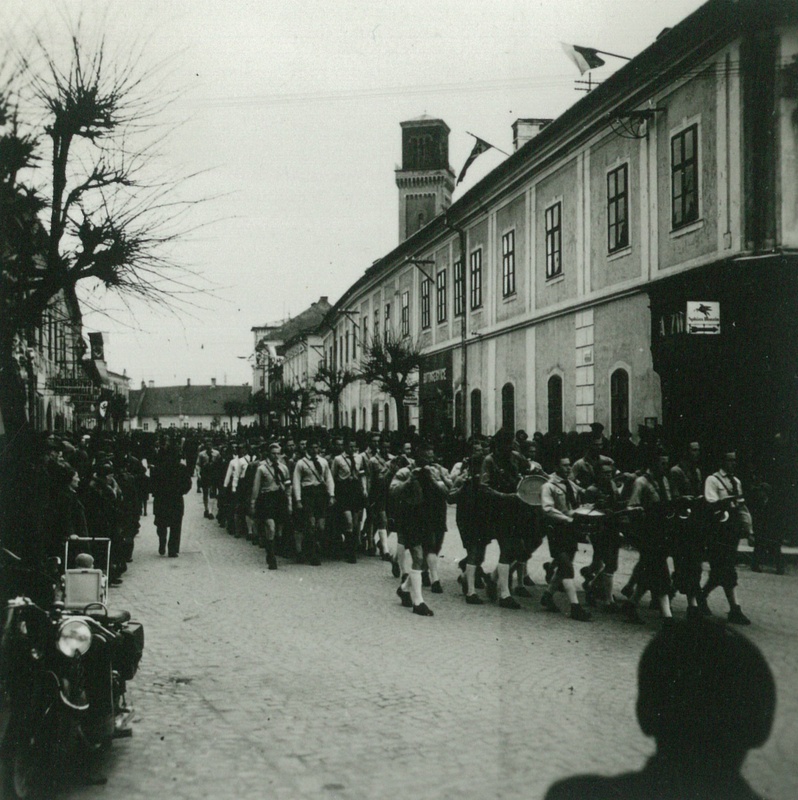 Pochod Hitler Jugend v kežmarských uliciach (foto: Múzeum v Kežmarku)