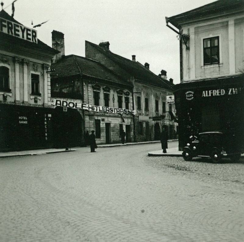 Ulica s nápisom Adolf Hitler Strasse; v pravom rohu vidieť časť obchodu Alfréda Zwickera (foto: Múzeum v Kežmarku) Ulica s nápisom Adolf Hitler Strasse; v pravom rohu vidieť časť obchodu Alfréda Zwickera (foto: Múzeum v Kežmarku)