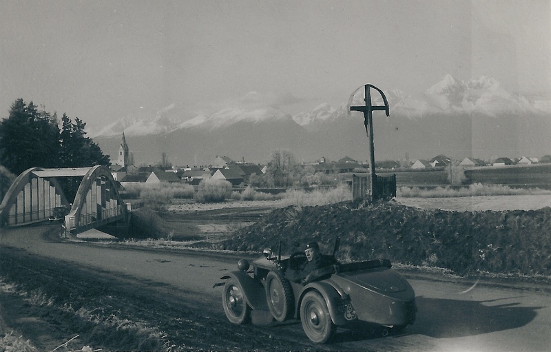 Dve autá jazdiace podľa starých predpisov; vľavo Veľká Lomnica