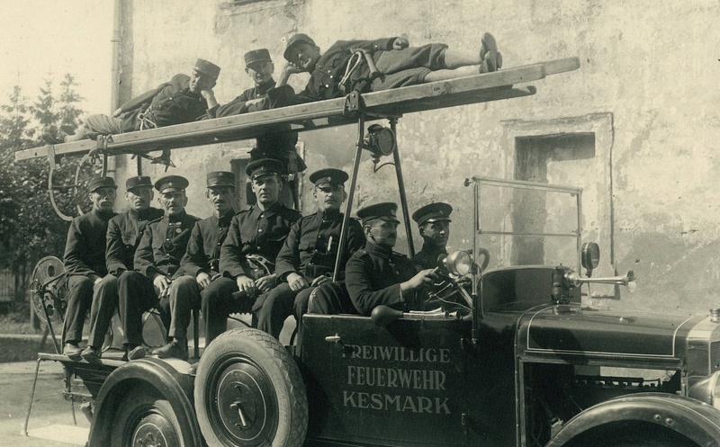 Dobrovoľní kežmarskí hasiči z roku 1931, vodič sedí vpravo