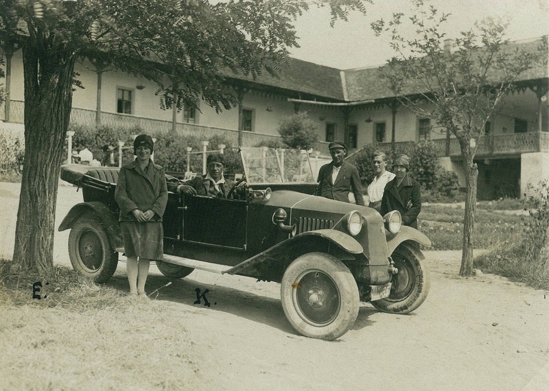 Kežmarčania v kúpeľoch Sivá brada v auguste 1928, vodič je na pravej strane