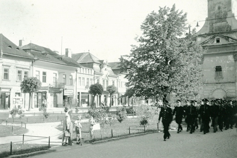 Pochodujúci kežmarskí gardisti v blízkosti radnice (foto: Múzeum v Kežmarku) Pochodujúci kežmarskí gardisti v blízkosti radnice (foto: Múzeum v Kežmarku)