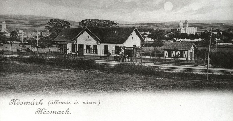 Stará výpravná železničná stanica na dobovej fotografii, spoza železničných koľají s výhľadom na mesto Kežmarok.