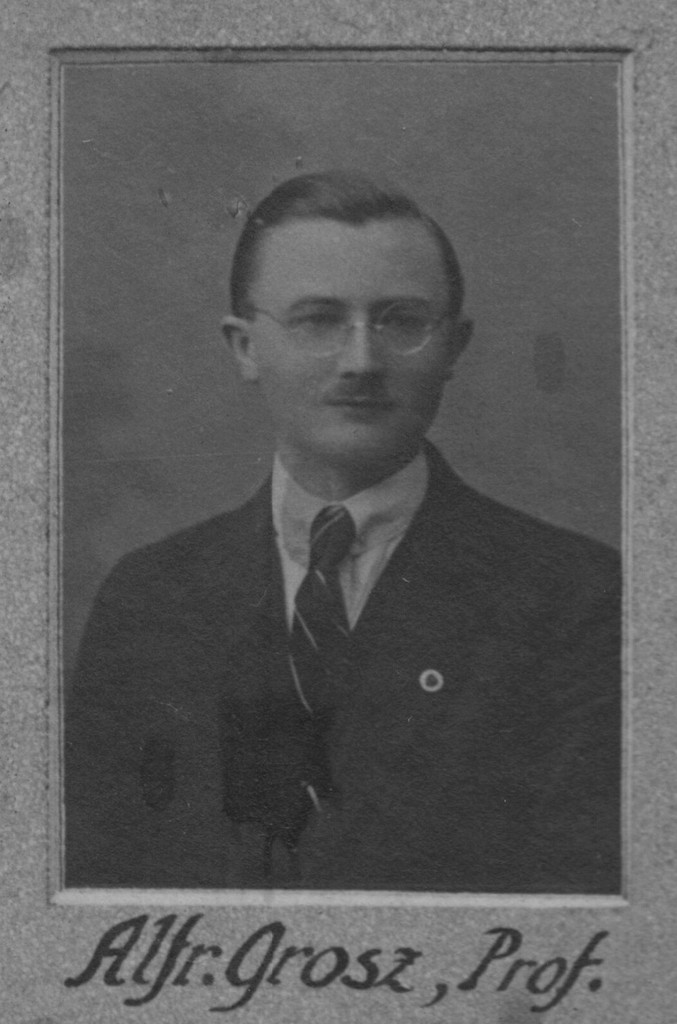 1. Alfréd Alois Grosz na školskom table z roku 1922/23 (foto Múzeum v Kežmarku) 1. Alfréd Alois Grosz na školskom table z roku 1922/23 (foto Múzeum v Kežmarku)