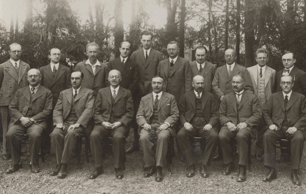 Profesorský zbor kežmarského evanjelického gymnázia v roku 1933: v hornom rade tretí zľava kežmarský Grosz, šiesty český Grosz (foto Múzeum v Kežmarku) Profesorský zbor kežmarského evanjelického gymnázia v roku 1933: v hornom rade tretí zľava kežmarský Grosz, šiesty český Grosz (foto Múzeum v Kežmarku)