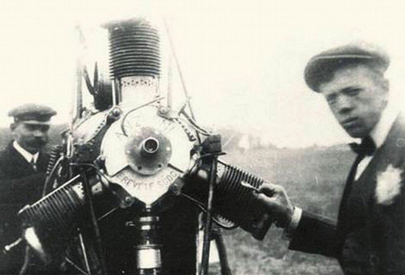 Andrej Kvasz s  motorom Anzani