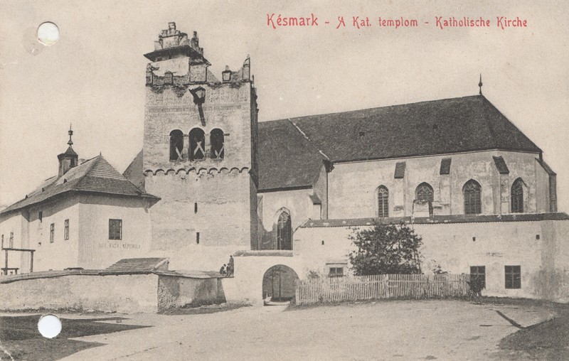 Budova katolíckej ľudovej školy (naľavo od zvonice), kde učil Franz Krivácsy. Pod oknom je maďarský názov školy: RÓM. KATH. NÉPISKOLA (foto: Múzeum v Kežmarku) Budova katolíckej ľudovej školy (naľavo od zvonice), kde učil Franz Krivácsy. Pod oknom je maďarský názov školy: RÓM. KATH. NÉPISKOLA (foto: Múzeum v Kežmarku)