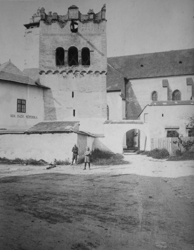 Katolícka ľudová škola pri dnešnej Bazilike sv. Kríža s maďarským nápisom ROM. KATH. NÉPISKOLA (foto: Múzeum v Kežmarku) Katolícka ľudová škola pri dnešnej Bazilike sv. Kríža s maďarským nápisom ROM. KATH. NÉPISKOLA (foto: Múzeum v Kežmarku)