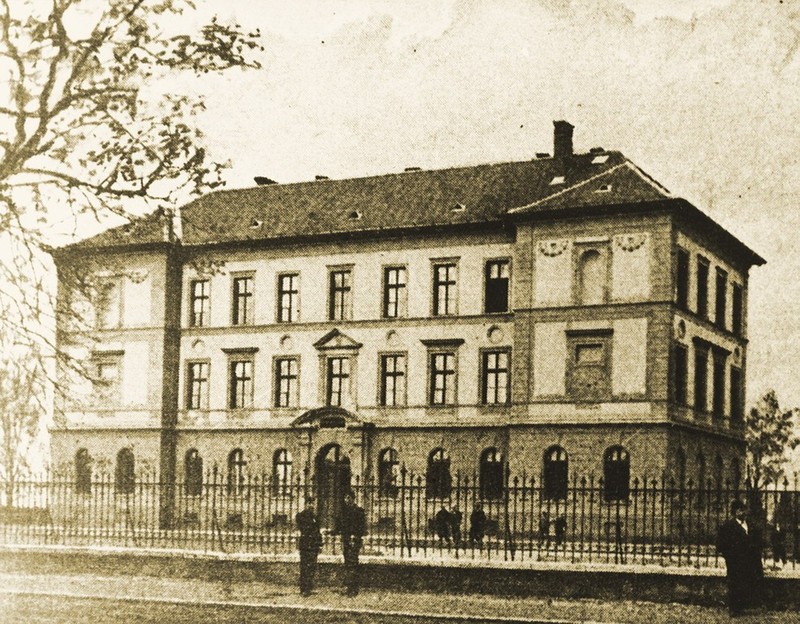 Jeden z mála pohľadov na prvotnú stavbu gymnázia (foto: internet) Jeden z mála pohľadov na prvotnú stavbu gymnázia (foto: internet)