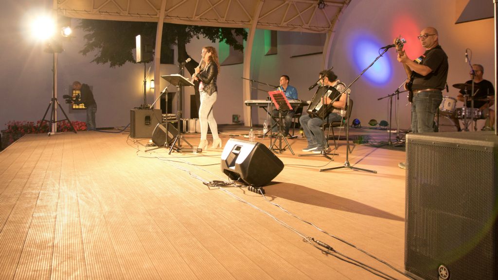 Ilustračný obrázok javiska počas koncertu Richard Balog Band. Ilustračný obrázok javiska počas koncertu Richard Balog Band.
