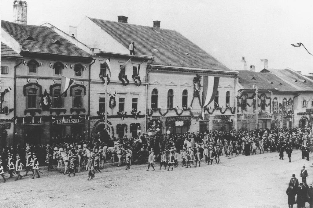 Fotografia z roku 1906 zo slávnostného prevozu pozostatkov Imricha Thokolyho Fotografia z roku 1906 zo slávnostného prevozu pozostatkov Imricha Thokolyho
