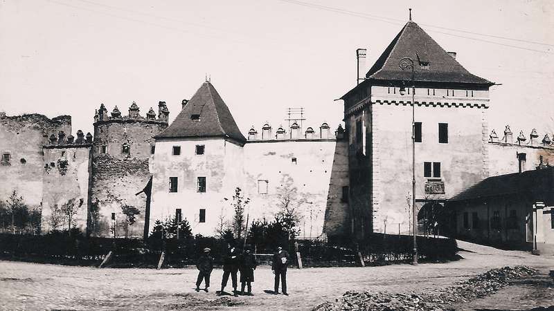 Fotografia Kežmarského hradu z konca 20-tych rokov minulého storočia. Finálna podoba vstupnej veže, na pravej strane fotografie.