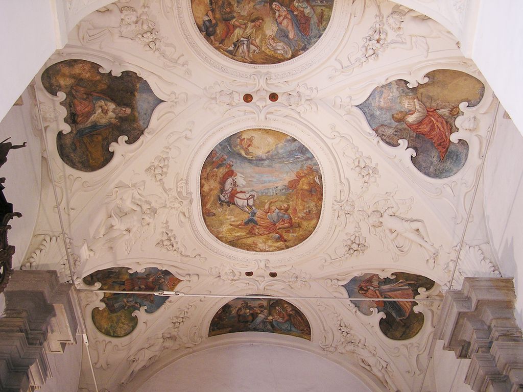 Záber na fresky v klenbách kaplnky.