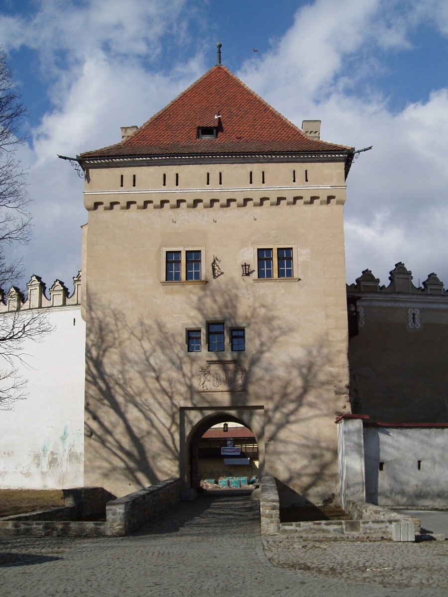 Vstupná veža s bránou do nádvoria Kežmarského hradu.